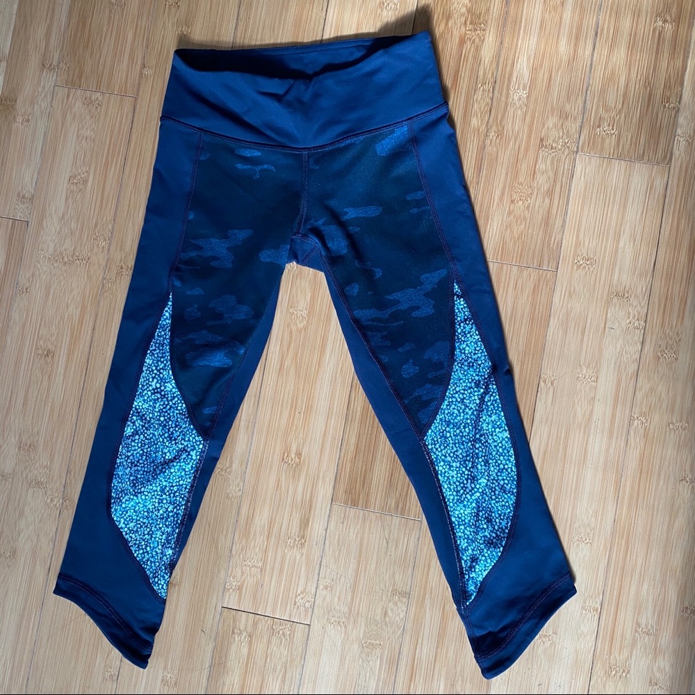 Lululemons cropped navy blue leggings
